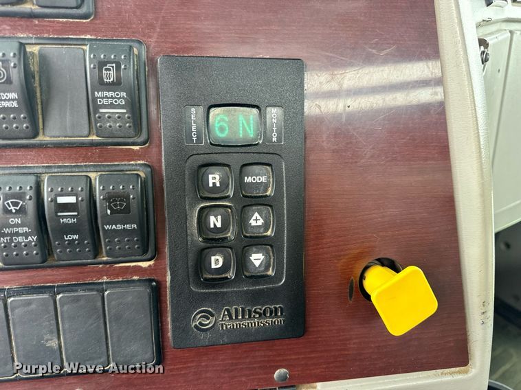 image for item DV1996 2015 Western Star 4700SF roll-off container truck