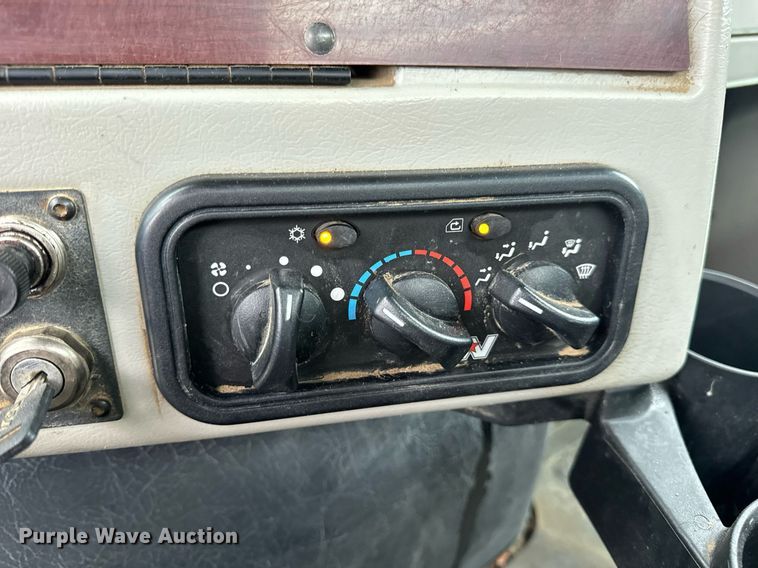 image for item DV1996 2015 Western Star 4700SF roll-off container truck