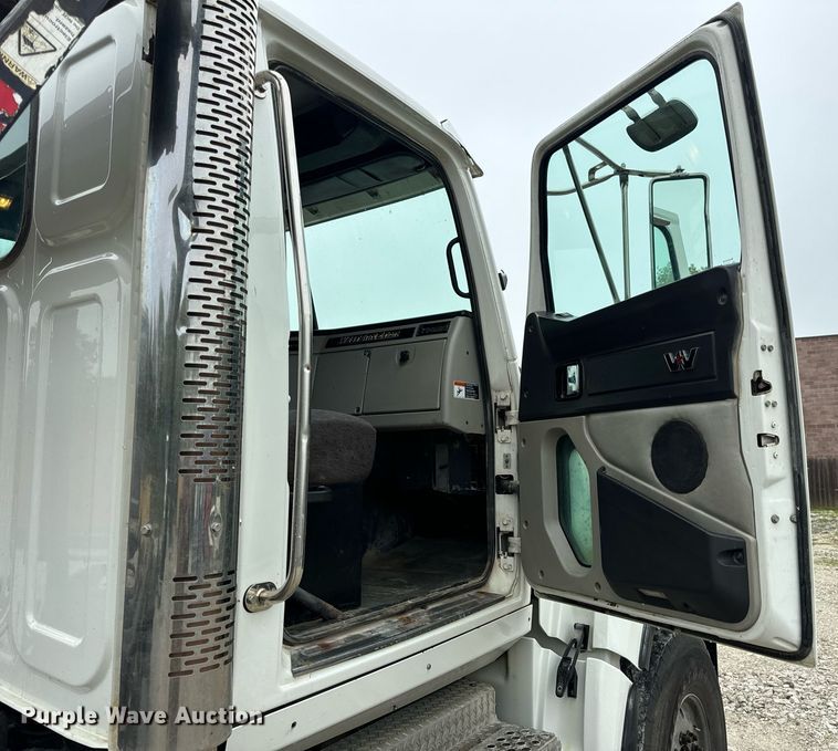 image for item DV1996 2015 Western Star 4700SF roll-off container truck