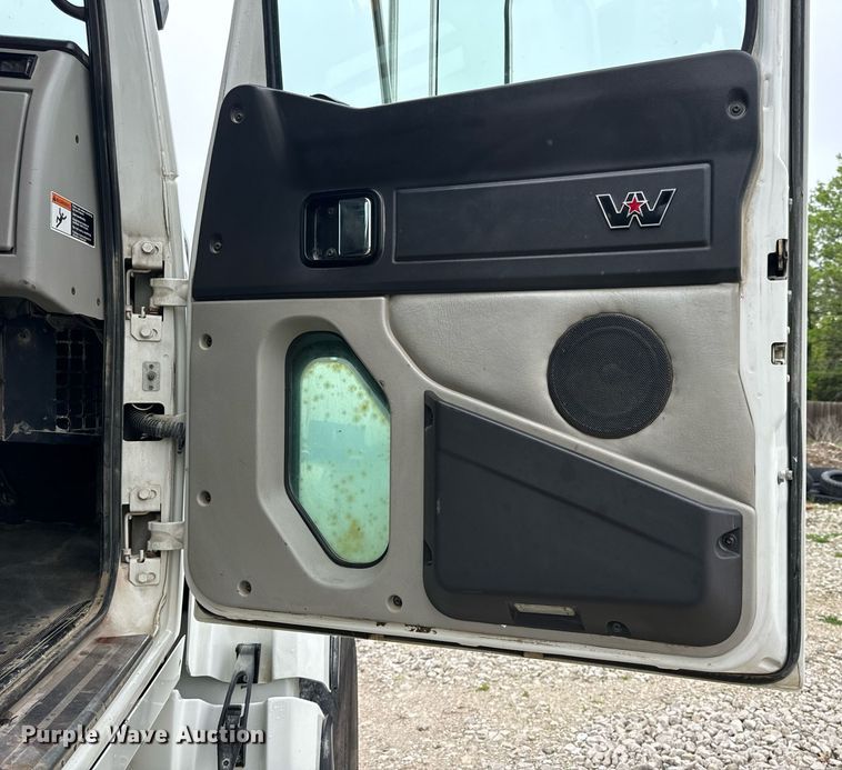 image for item DV1996 2015 Western Star 4700SF roll-off container truck