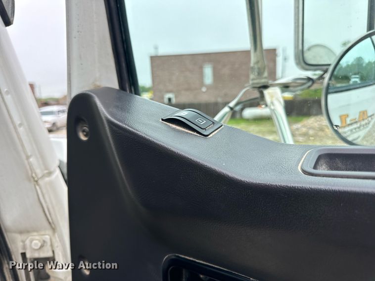 image for item DV1996 2015 Western Star 4700SF roll-off container truck