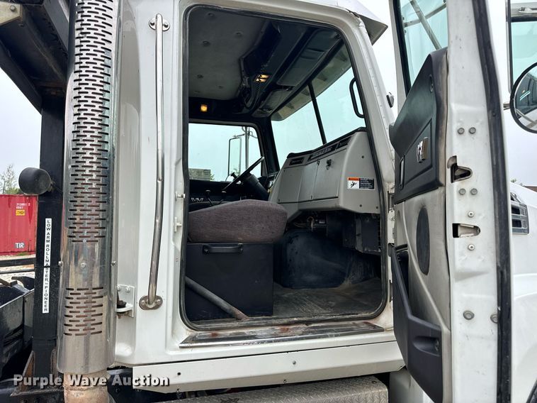 image for item DV1996 2015 Western Star 4700SF roll-off container truck