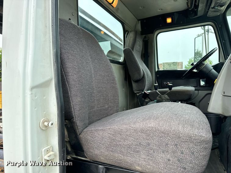 image for item DV1996 2015 Western Star 4700SF roll-off container truck