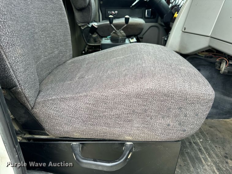 image for item DV1996 2015 Western Star 4700SF roll-off container truck