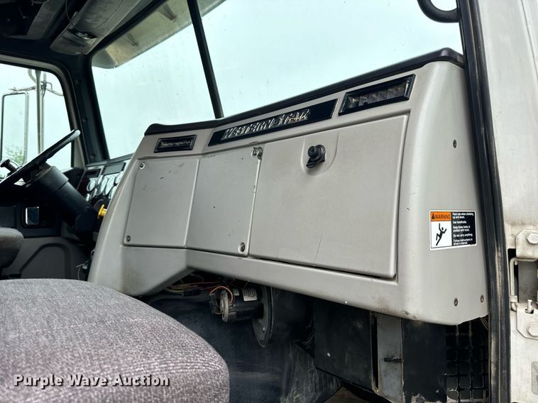 image for item DV1996 2015 Western Star 4700SF roll-off container truck