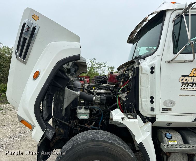 image for item DV1996 2015 Western Star 4700SF roll-off container truck