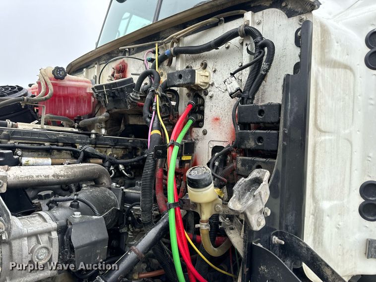 image for item DV1996 2015 Western Star 4700SF roll-off container truck