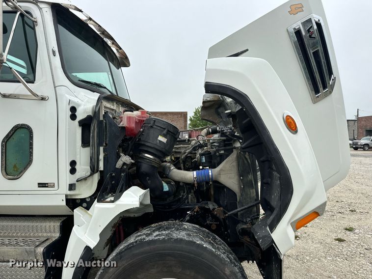 image for item DV1996 2015 Western Star 4700SF roll-off container truck