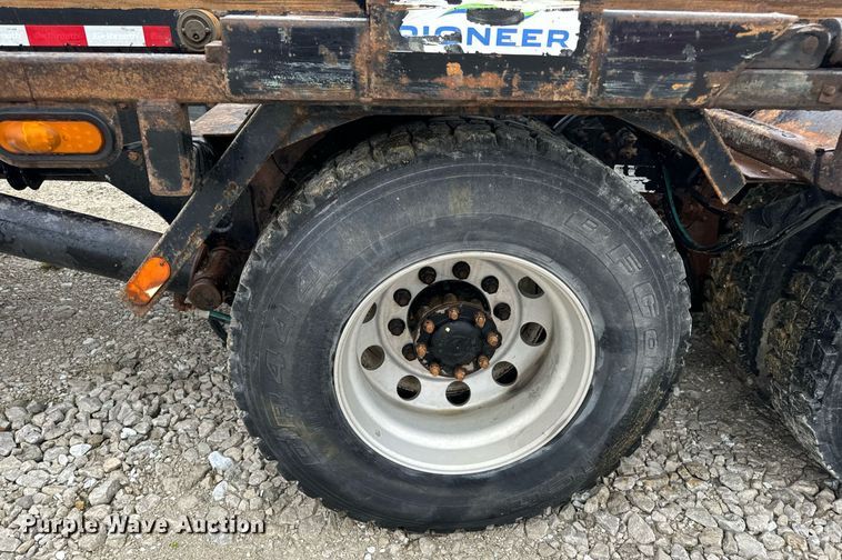 image for item DV1996 2015 Western Star 4700SF roll-off container truck