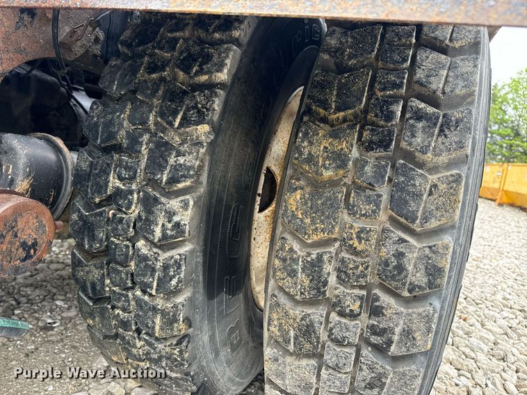 image for item DV1996 2015 Western Star 4700SF roll-off container truck