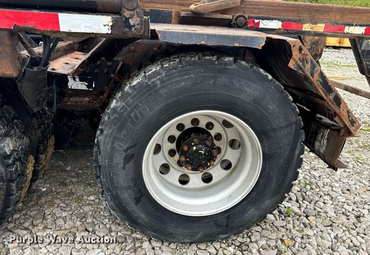 image for item DV1996 2015 Western Star 4700SF roll-off container truck