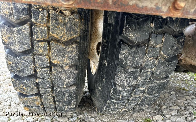 image for item DV1996 2015 Western Star 4700SF roll-off container truck