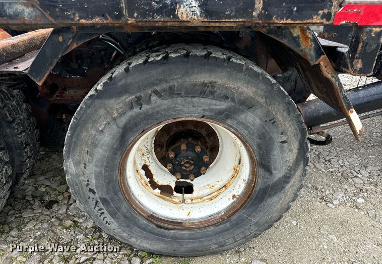 image for item DV1996 2015 Western Star 4700SF roll-off container truck