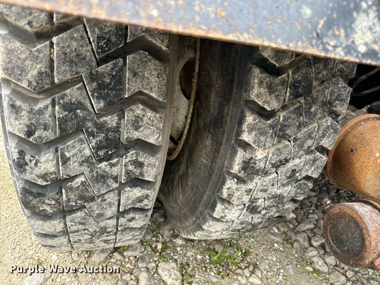 image for item DV1996 2015 Western Star 4700SF roll-off container truck