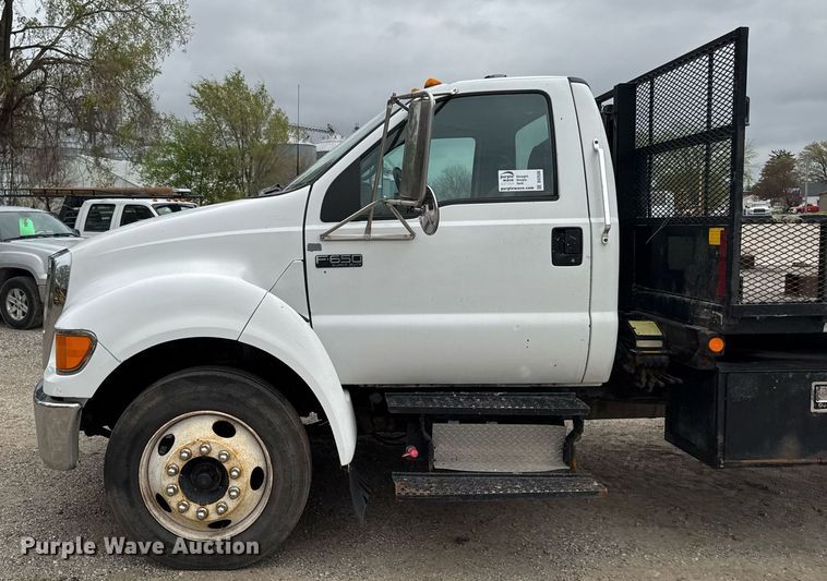 image for item DV2530 2005 Ford F650 flatbed truck