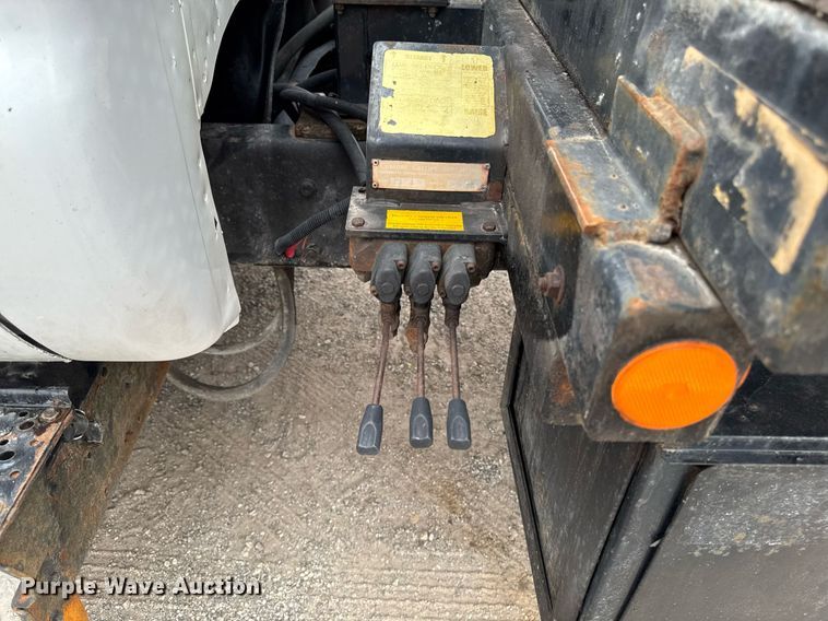 image for item DV2530 2005 Ford F650 flatbed truck