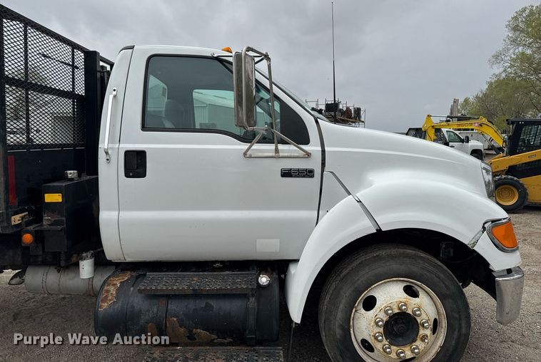 image for item DV2530 2005 Ford F650 flatbed truck