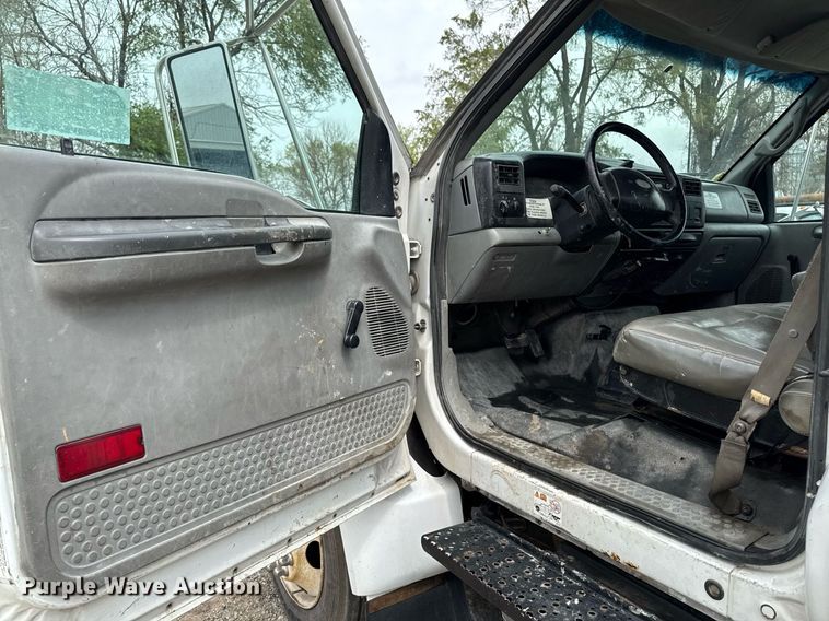 image for item DV2530 2005 Ford F650 flatbed truck