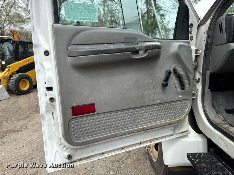 image for item DV2530 2005 Ford F650 flatbed truck