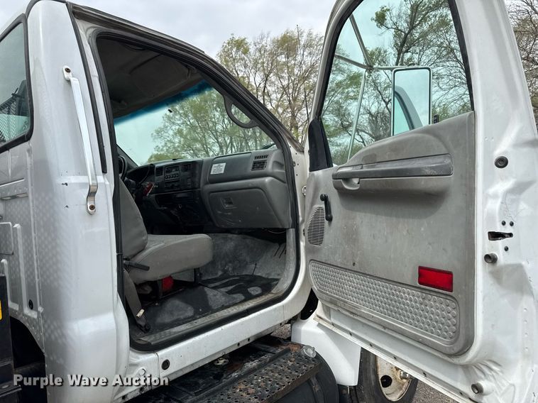 image for item DV2530 2005 Ford F650 flatbed truck