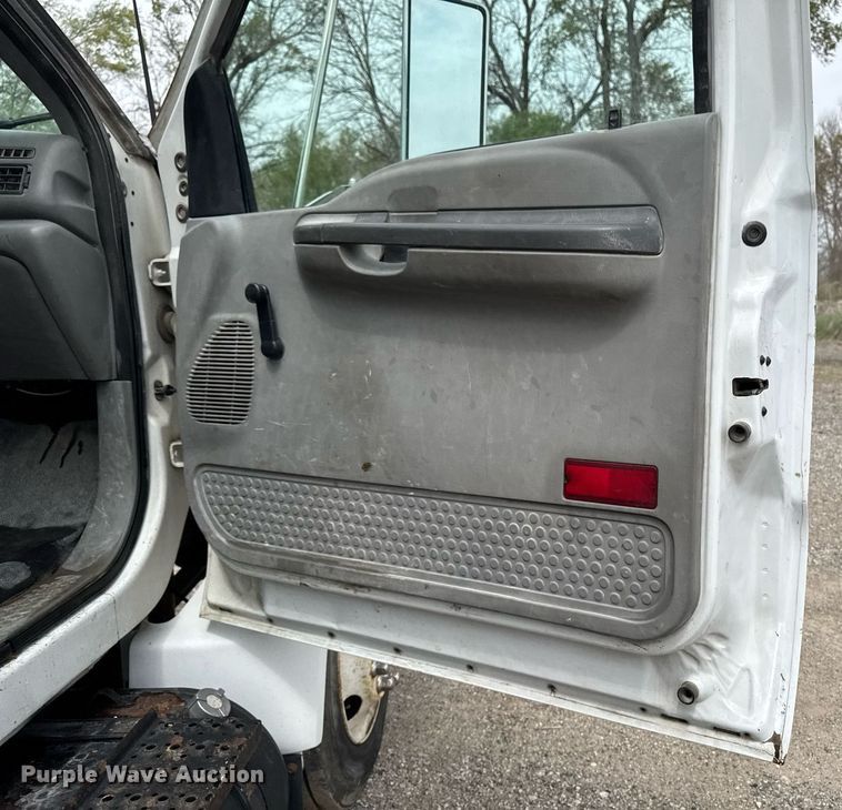 image for item DV2530 2005 Ford F650 flatbed truck