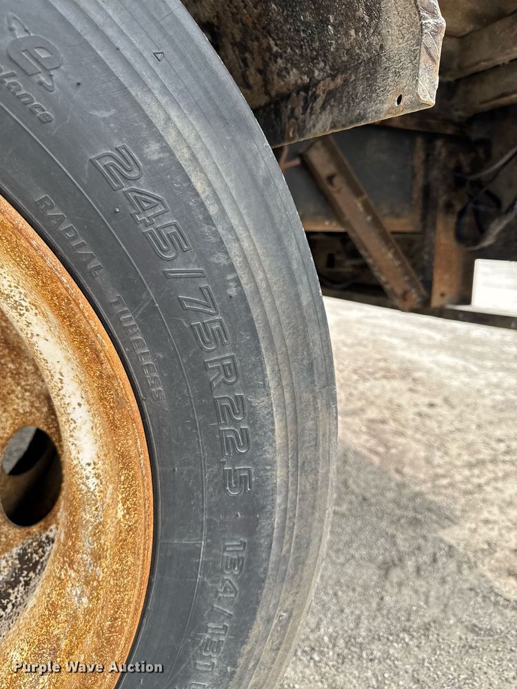 image for item DV2530 2005 Ford F650 flatbed truck