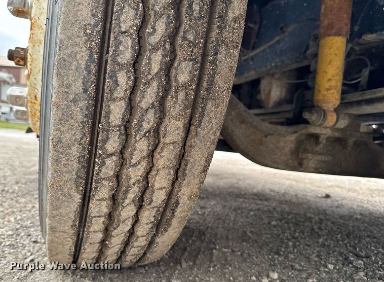 image for item DV2530 2005 Ford F650 flatbed truck