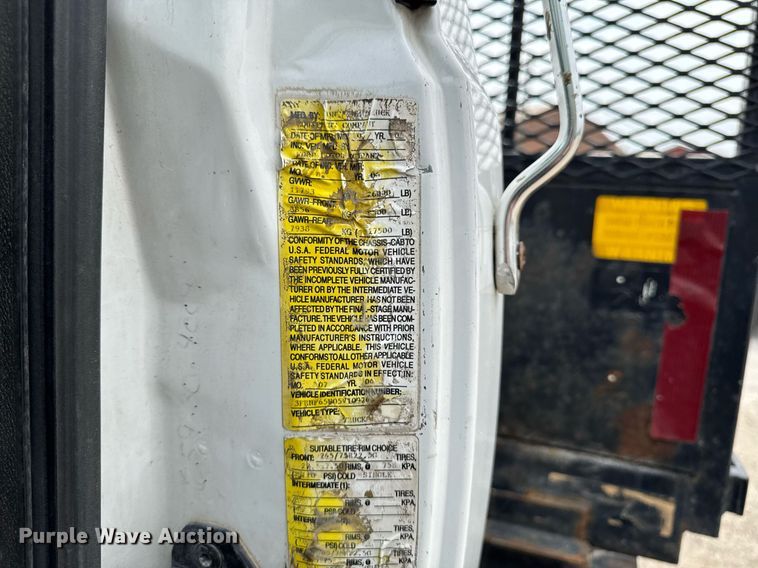 image for item DV2530 2005 Ford F650 flatbed truck