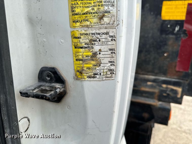 image for item DV2530 2005 Ford F650 flatbed truck