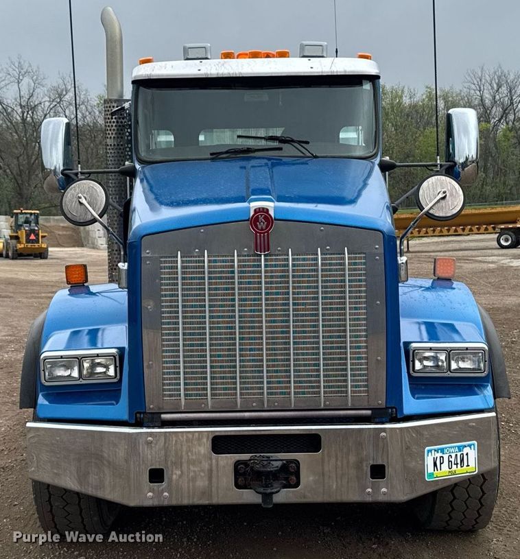 image for item DV2574 2014 Kenworth T800 semi truck