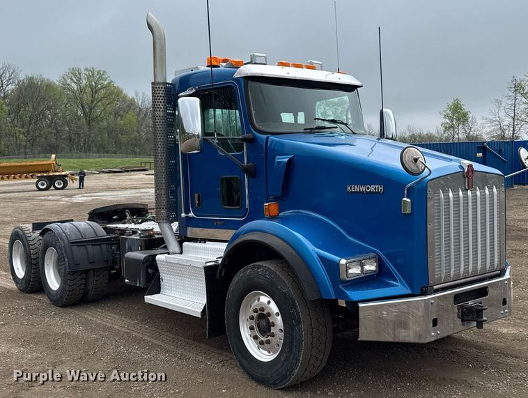 image for item DV2574 2014 Kenworth T800 semi truck