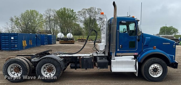 image for item DV2574 2014 Kenworth T800 semi truck