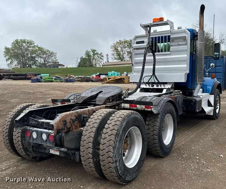 image for item DV2574 2014 Kenworth T800 semi truck