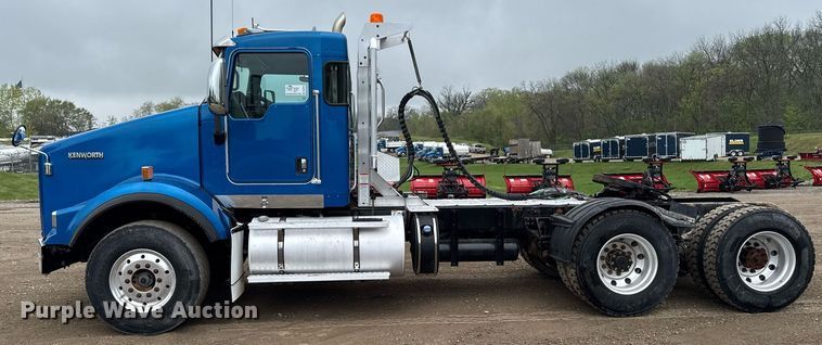 image for item DV2574 2014 Kenworth T800 semi truck