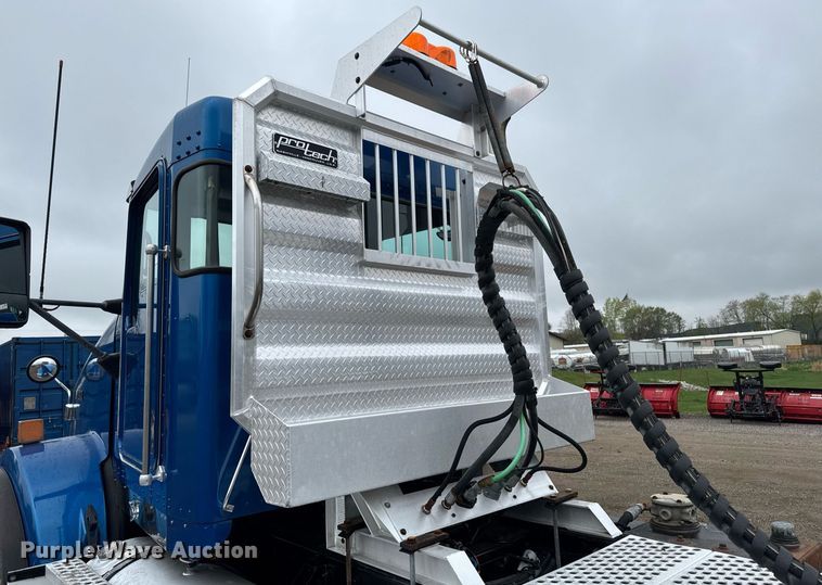 image for item DV2574 2014 Kenworth T800 semi truck