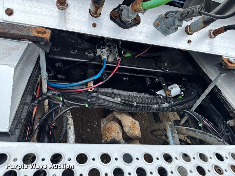 image for item DV2574 2014 Kenworth T800 semi truck