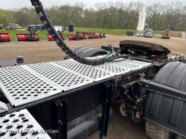 image for item DV2574 2014 Kenworth T800 semi truck