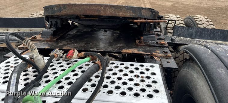 image for item DV2574 2014 Kenworth T800 semi truck