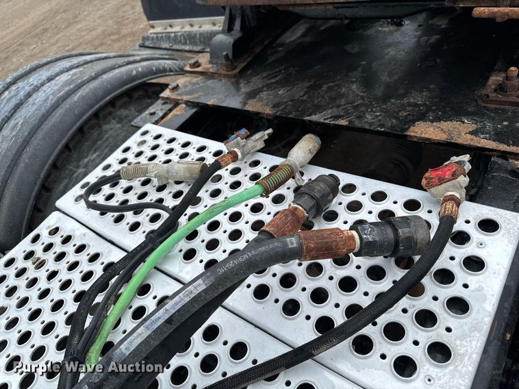 image for item DV2574 2014 Kenworth T800 semi truck