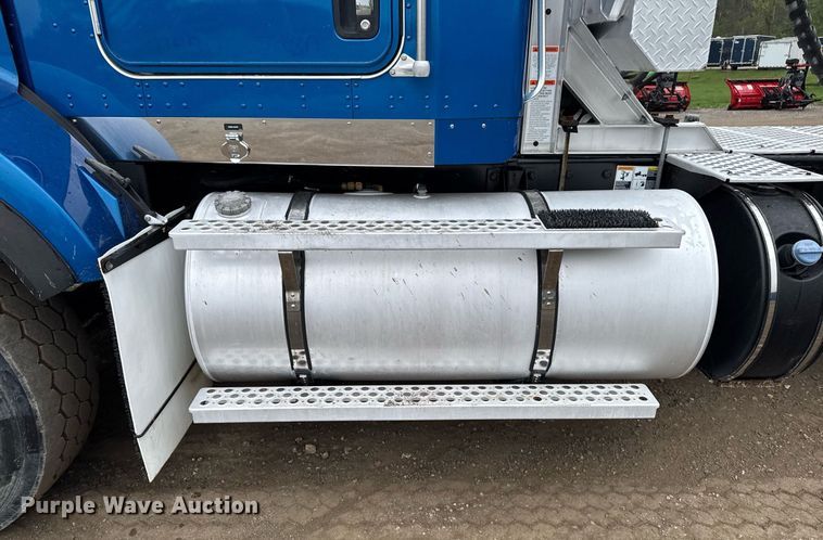 image for item DV2574 2014 Kenworth T800 semi truck