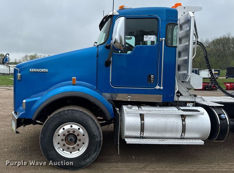 image for item DV2574 2014 Kenworth T800 semi truck