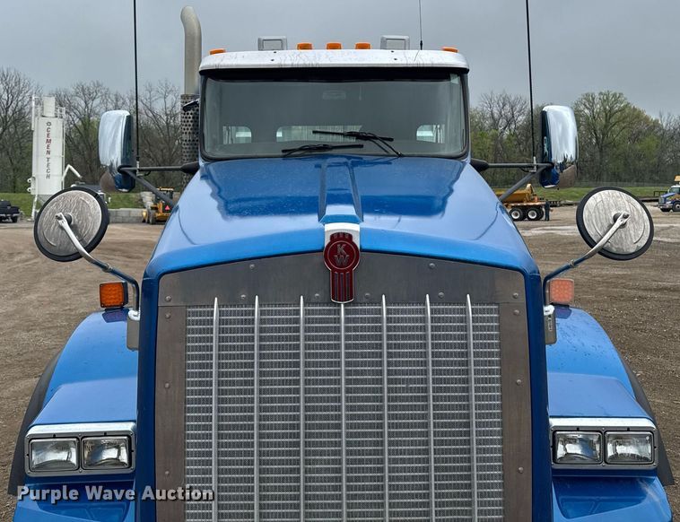 image for item DV2574 2014 Kenworth T800 semi truck