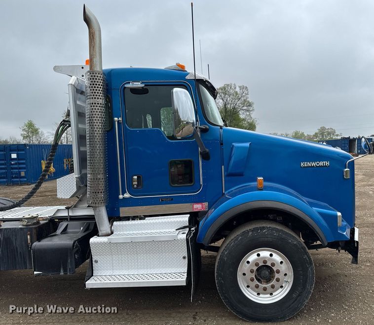 image for item DV2574 2014 Kenworth T800 semi truck