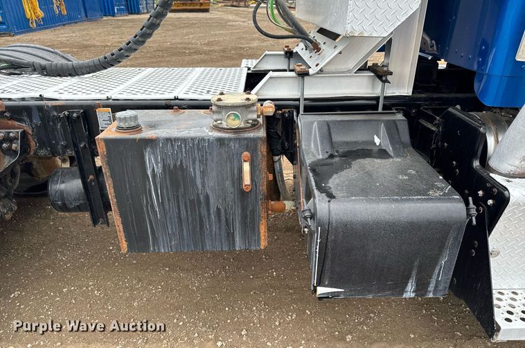 image for item DV2574 2014 Kenworth T800 semi truck