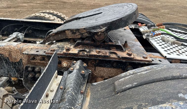 image for item DV2574 2014 Kenworth T800 semi truck