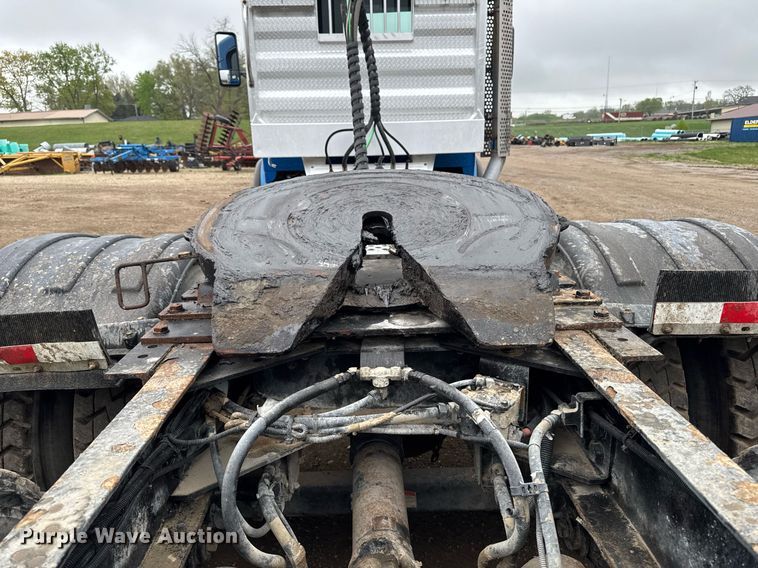 image for item DV2574 2014 Kenworth T800 semi truck