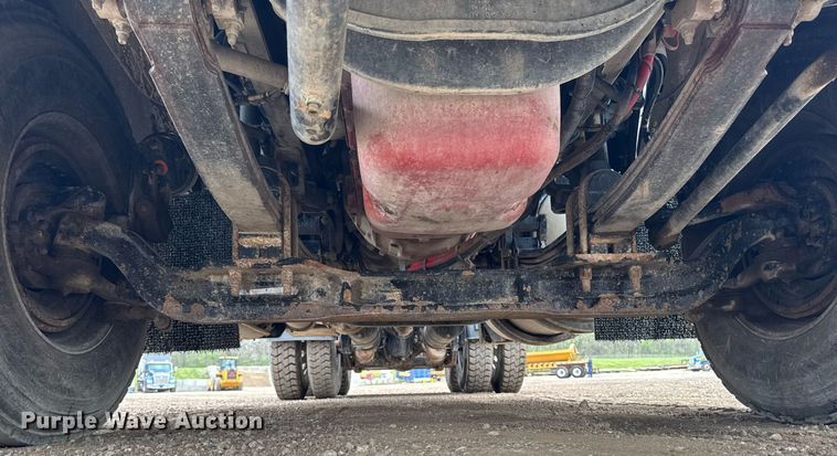 image for item DV2574 2014 Kenworth T800 semi truck