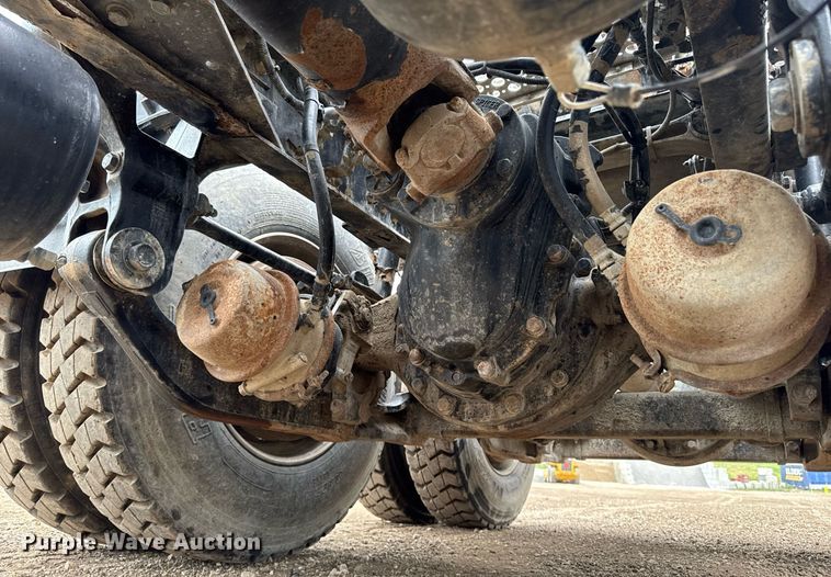 image for item DV2574 2014 Kenworth T800 semi truck