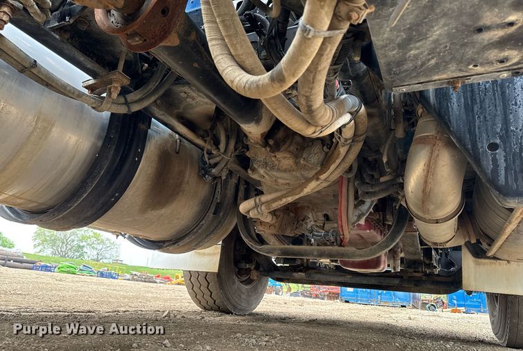 image for item DV2574 2014 Kenworth T800 semi truck