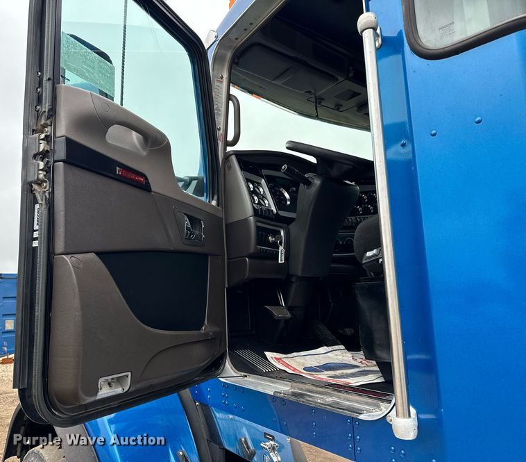 image for item DV2574 2014 Kenworth T800 semi truck